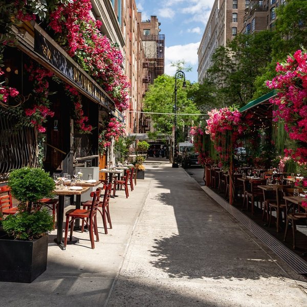 Un ejemplo de ambiente vibrante en un local de brunch en Nueva York.