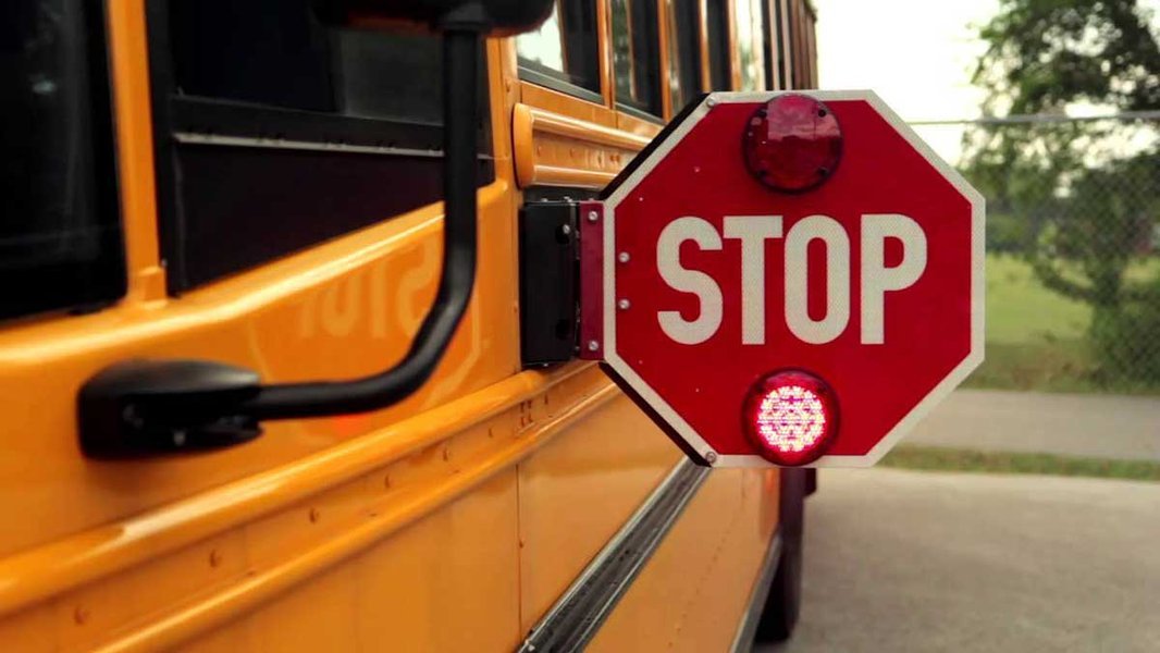 Señal de "STOP" desplegada en un autobús escolar.