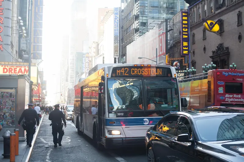 Multa por pasar un bus escolar en New York