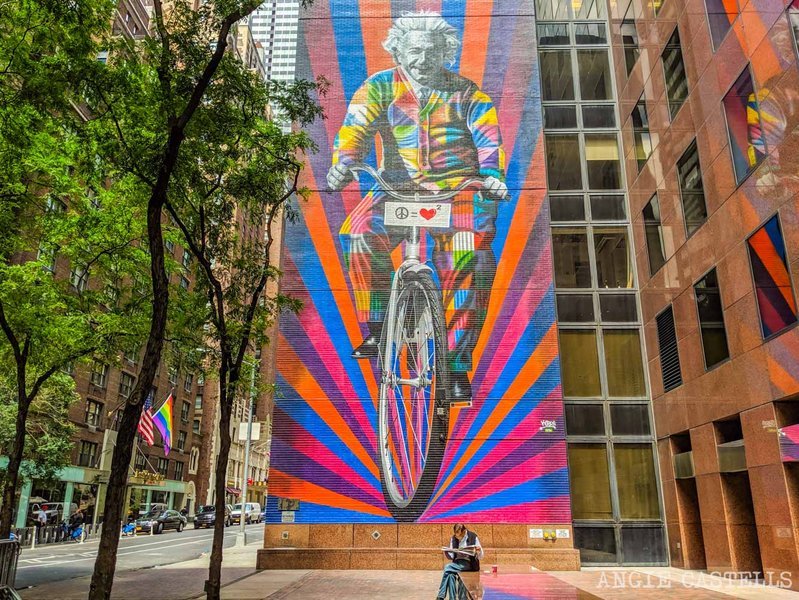 Mural de Albert Einstein en Midtown Manhattan, una de las obras coloridas de Kobra.