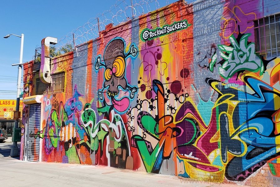 Un vibrante mural en Bushwick, Brooklyn, muestra la diversidad artística del colectivo.