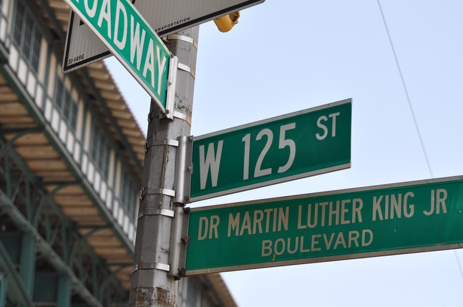 Ejemplo de señales de guía en un entorno urbano de Nueva York. Ejemplo de señales de guía en un entorno urbano de Nueva York.