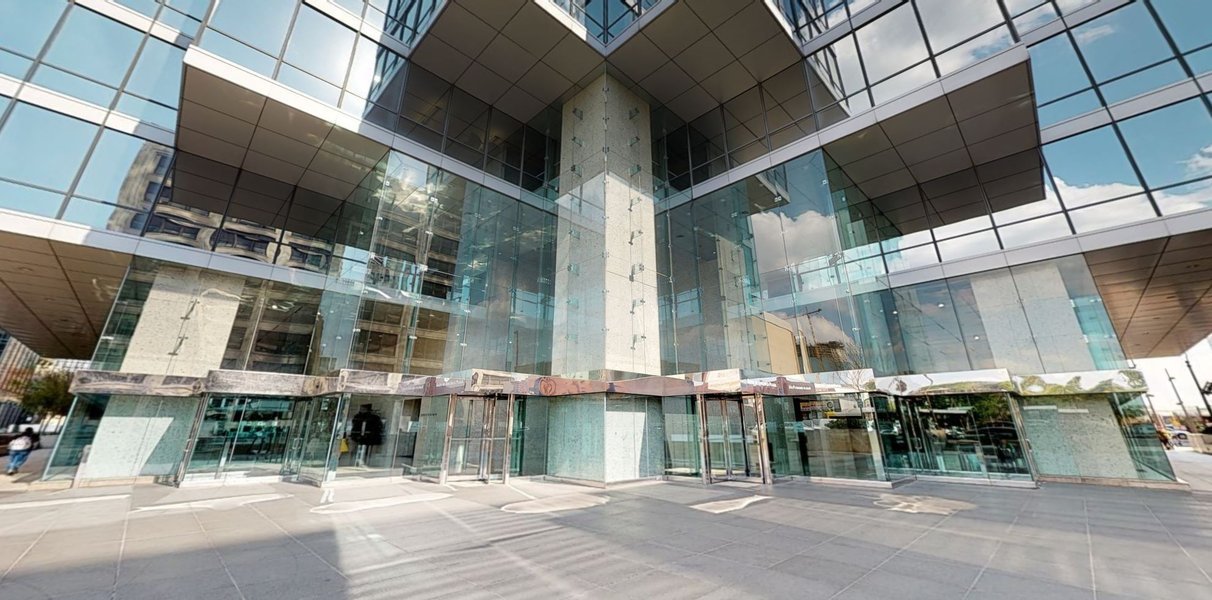 Entrada de la sucursal de Bank of America en Dallas, Texas, destacando la arquitectura y accesibilidad.