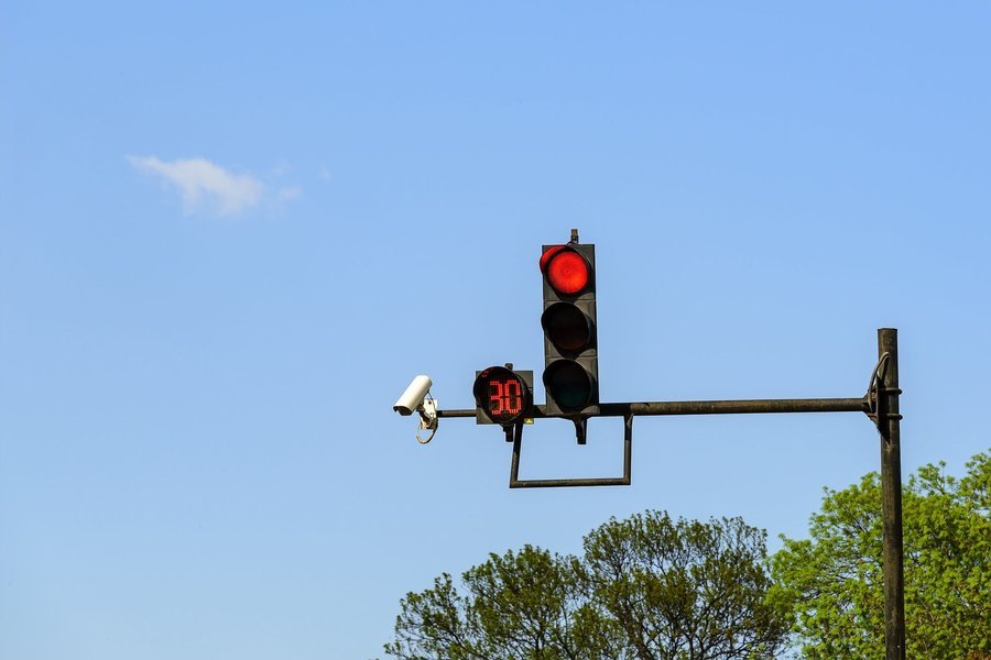 Cámara de luz roja en una intersección, ilustrando el sistema automatizado de detección de infracciones.